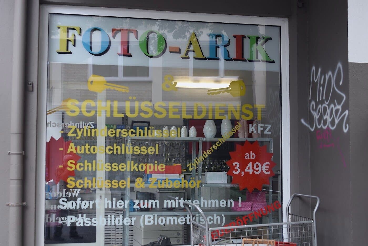 Schaufenster mit Schlüssel-Angebot am Hofkamp 79