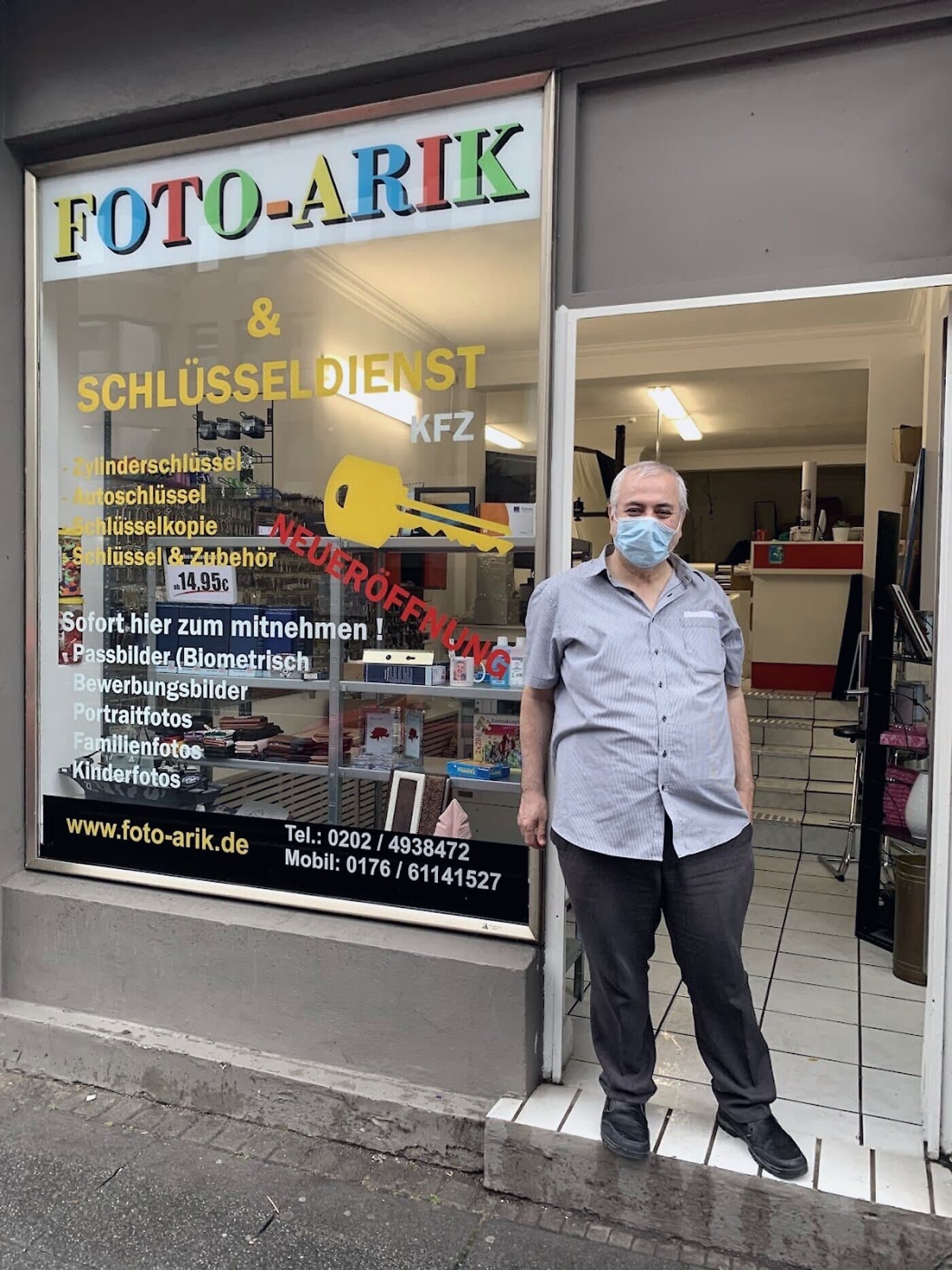 Erdal Arik vor dem Ladengeschäft am Hofkamp 79 in Wuppertal